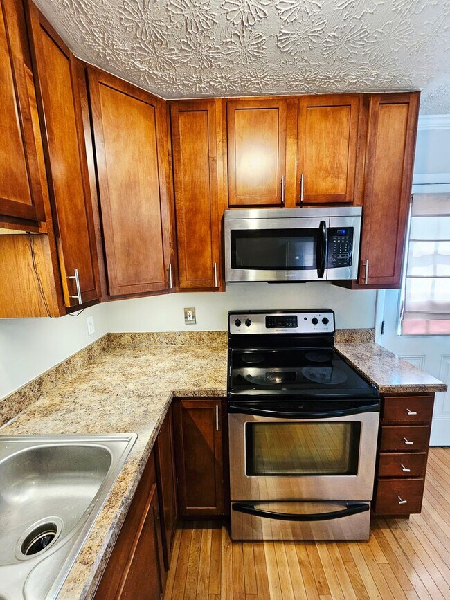 Building Photo - MOVE-IN READY! 2BR Townhome in Clintonville near OSU – W/D, Parking, Pet Friendly