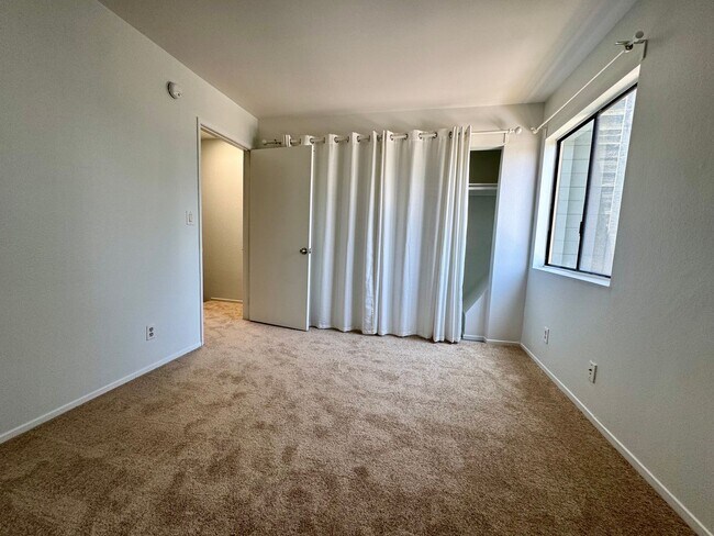 Building Photo - Light and Bright Townhouse-style condo in ...