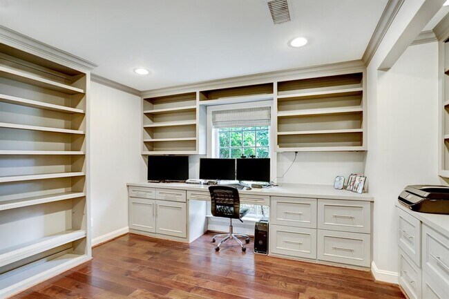 Building Photo - 12731 Trail Hollow Dr