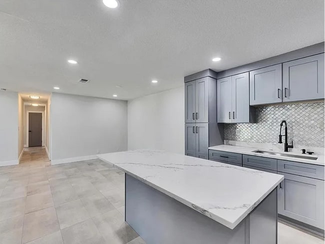 Building Photo - Apollo Beach Condo