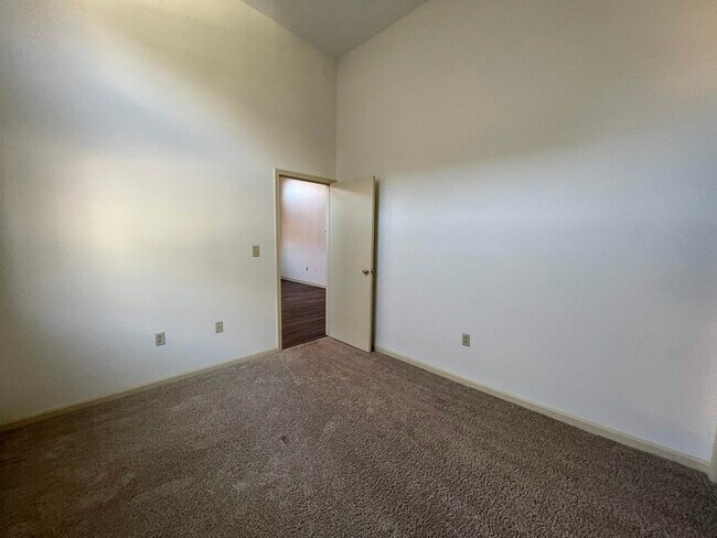 Building Photo - 521 Pine St