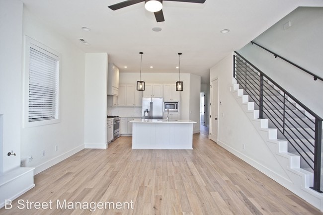 Building Photo - 4 br, 3.5 bath House - 329 SW D Street