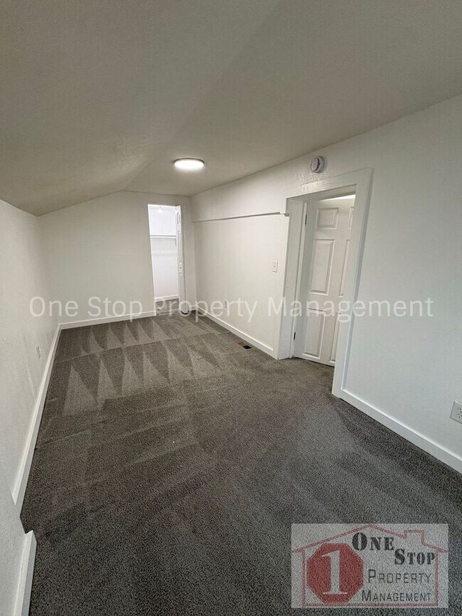 Building Photo - Beautiful 3 Bedroom 2 Bathroom in Kansas City!