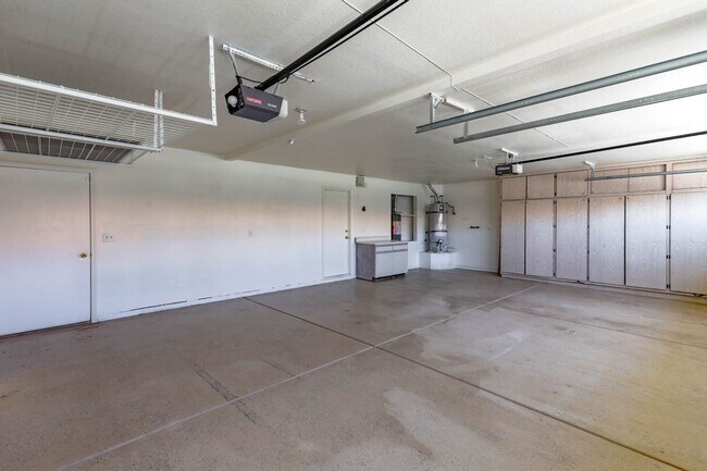 Building Photo - Beautiful 4 Bedroom Henderson Home