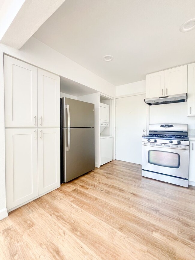 Building Photo - Stunning Light-Flooded Architectural 1BR L...