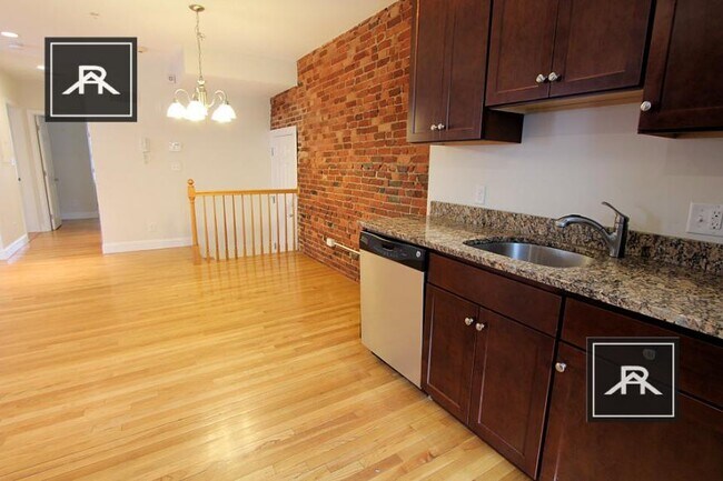 Building Photo - 3 bedroom in Brookline MA 02446
