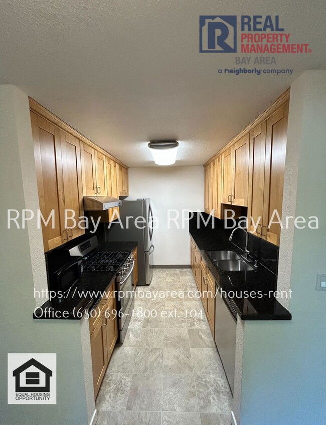 Building Photo - Spacious and Classic Home in Mountainview ...