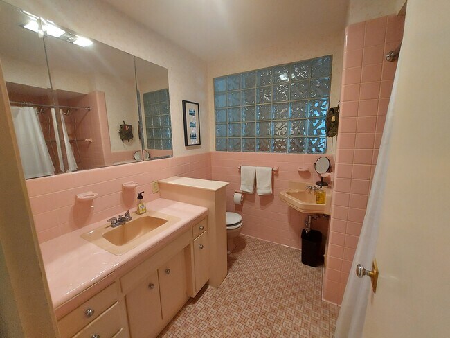 Main Floor Bath w/Tub and Shower - 4401 Avondale Rd
