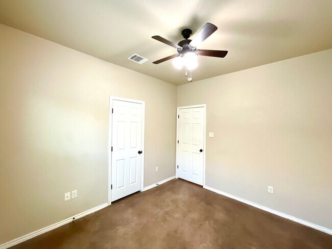 Building Photo - High Ceilings, Fenced Yard & 2-Car Garage – New Braunfels Living!
