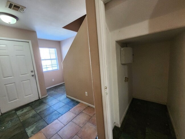 Building Photo - Beautiful 3 Bedroom & 2 1/2 Bath Condo.