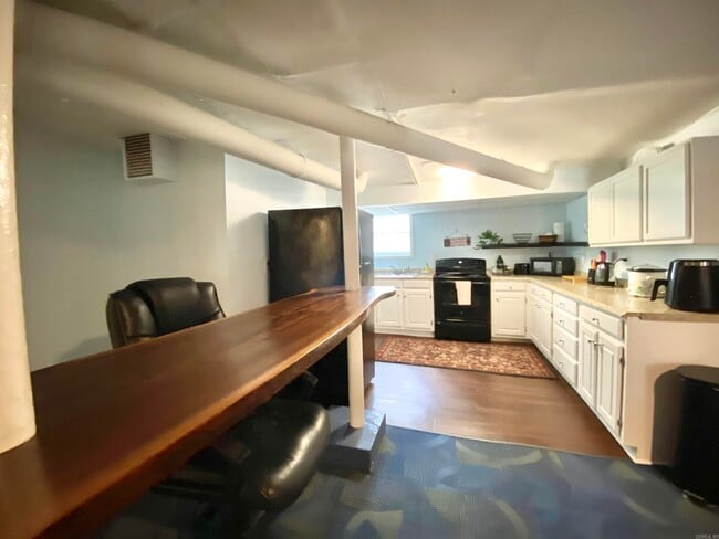 Building Photo - 1305 Stratford Ave