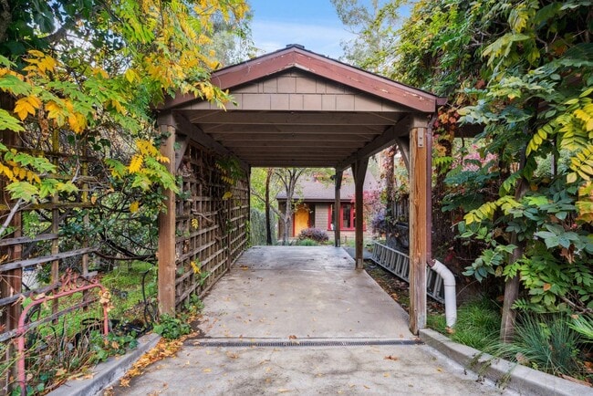 Building Photo - 385 Moraga Ave