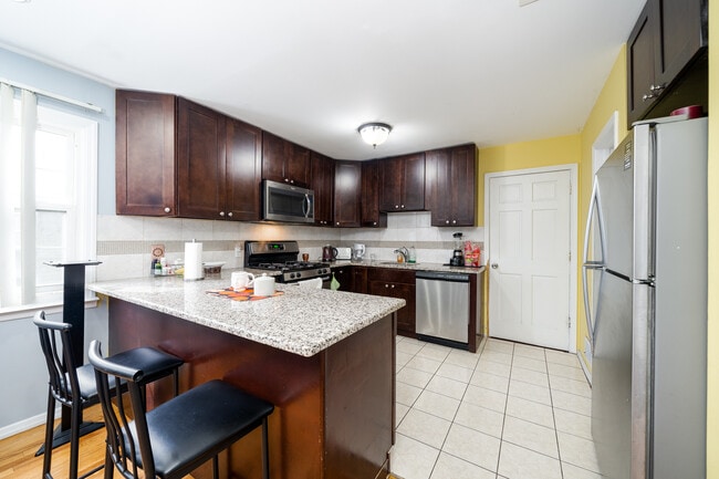 Building Photo - 9 Giles Ave