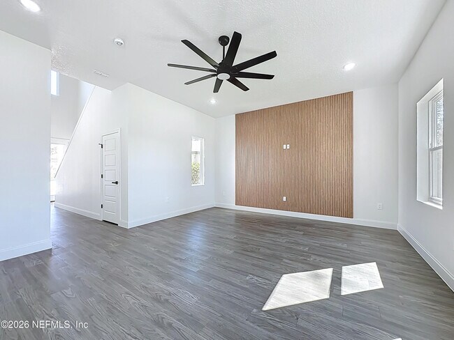 Building Photo - 2121 Broadwater Dr