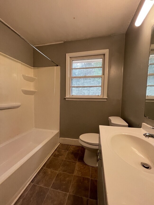 Building Photo - 3 bedroom 1.5 Bathroom