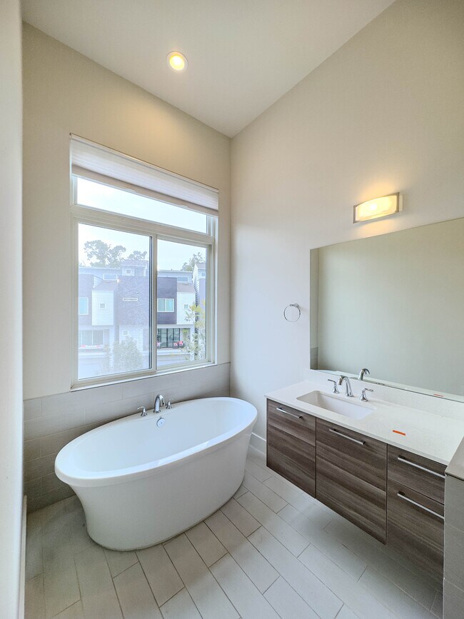 Building Photo - 2717 St Emanuel St