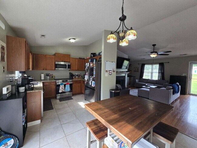 Building Photo - "Charming 3-Bedroom Home with 2 Full Baths in Jacksonville's Cozy Winterberry Court!"
