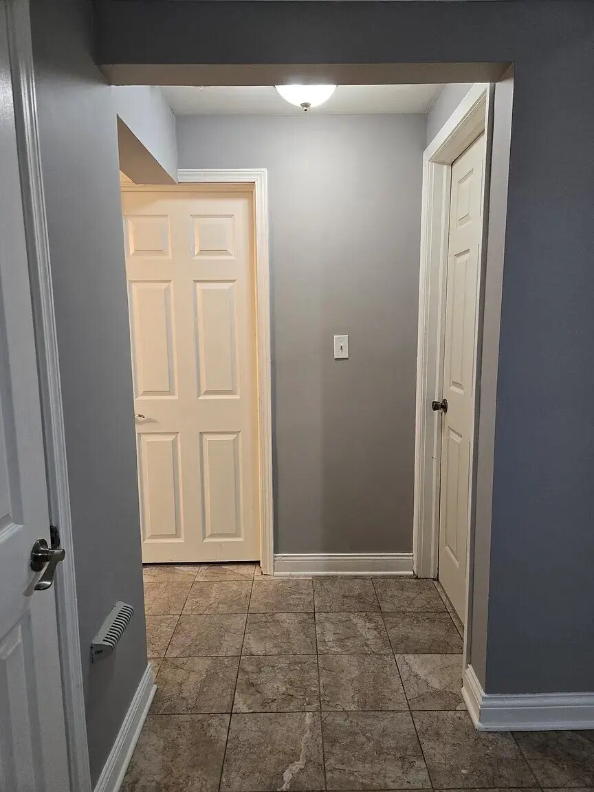 Building Photo - 10105 Hartford Ct