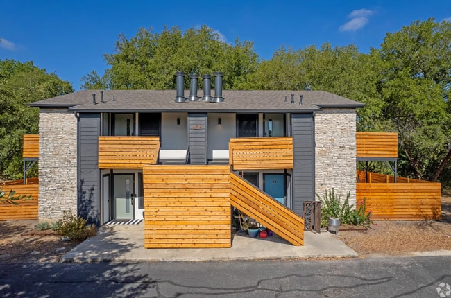 Building Photo - 905 Airoso Cove