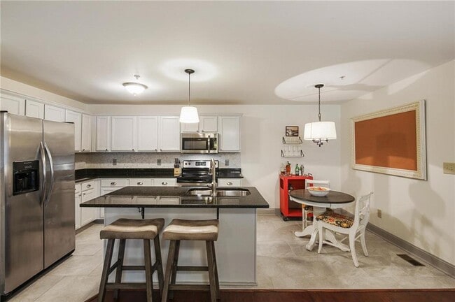 Building Photo - 1002 Madison Ln S E