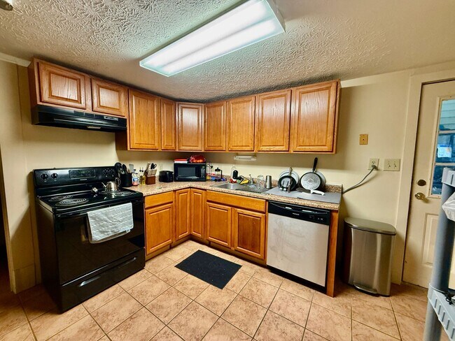 Building Photo - 424 Woodland Ave