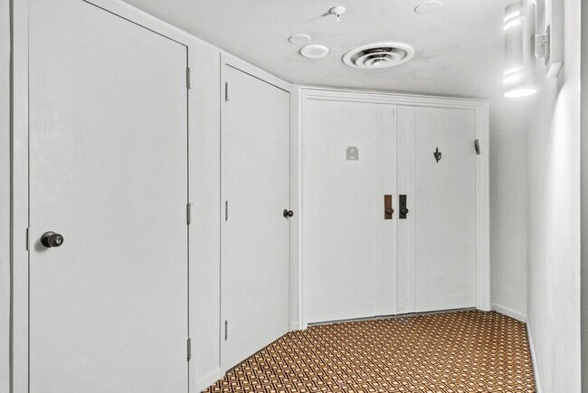 Building Photo - 1900 Consulate Pl