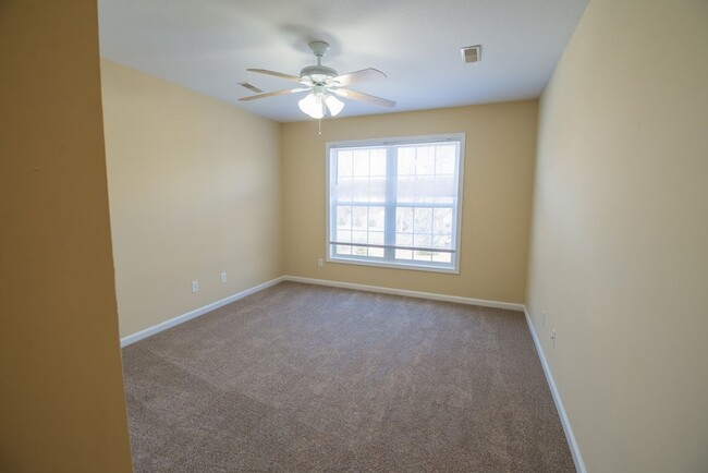Building Photo - Great 3-bed, 2.5 bath townhome in Tolono available for June!