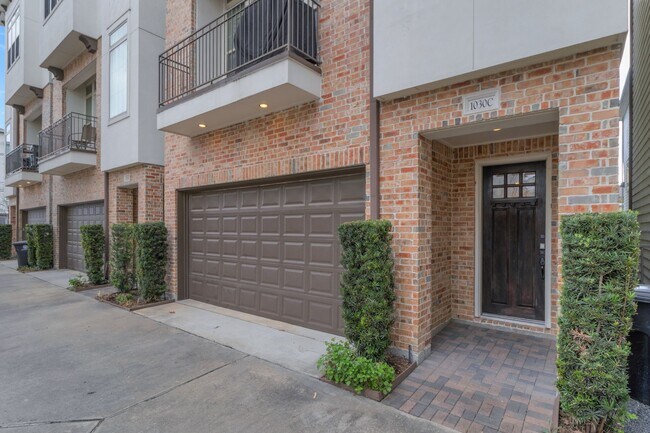 Building Photo - 1030 W 26th St