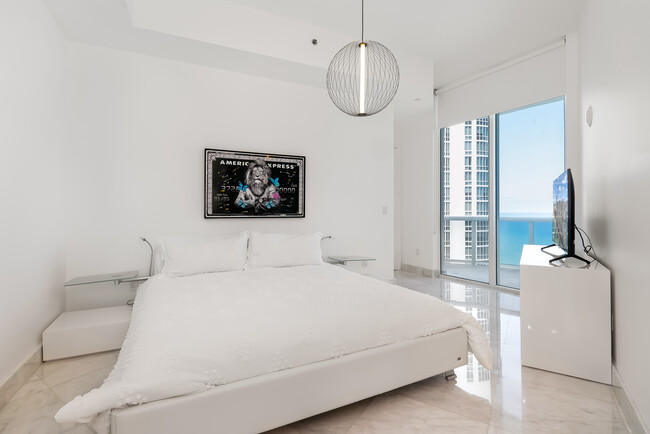 2nd Oceanfront Split Ensuite - 15901 Collins Ave