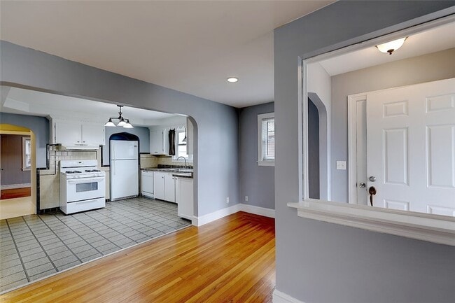 Building Photo - 157 Sandringham Ave