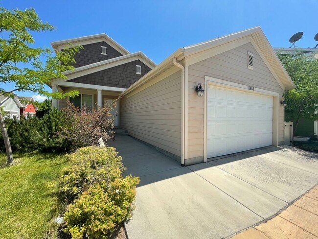 Building Photo - Beautiful Executive Daybreak Home Available!