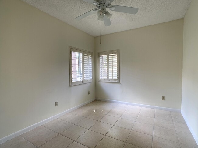 Building Photo - 10459 Lake Vista Cir