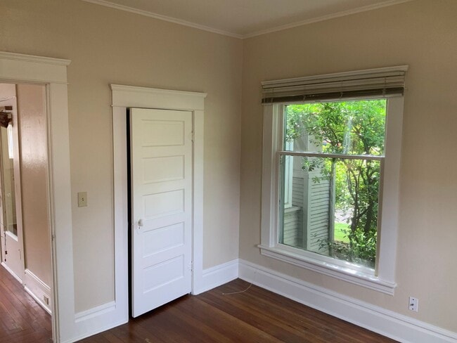 Building Photo - 2 Bedroom Unit in Triplex Near Downtown and Campus