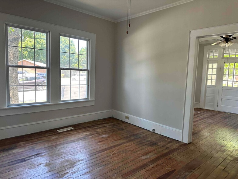 Building Photo - 122 Cox Ave