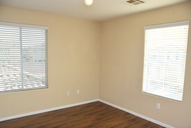 Building Photo - BEAUTIFUL 4 BEDROOM, 2.5 BATH SINGLE-FAMIL...