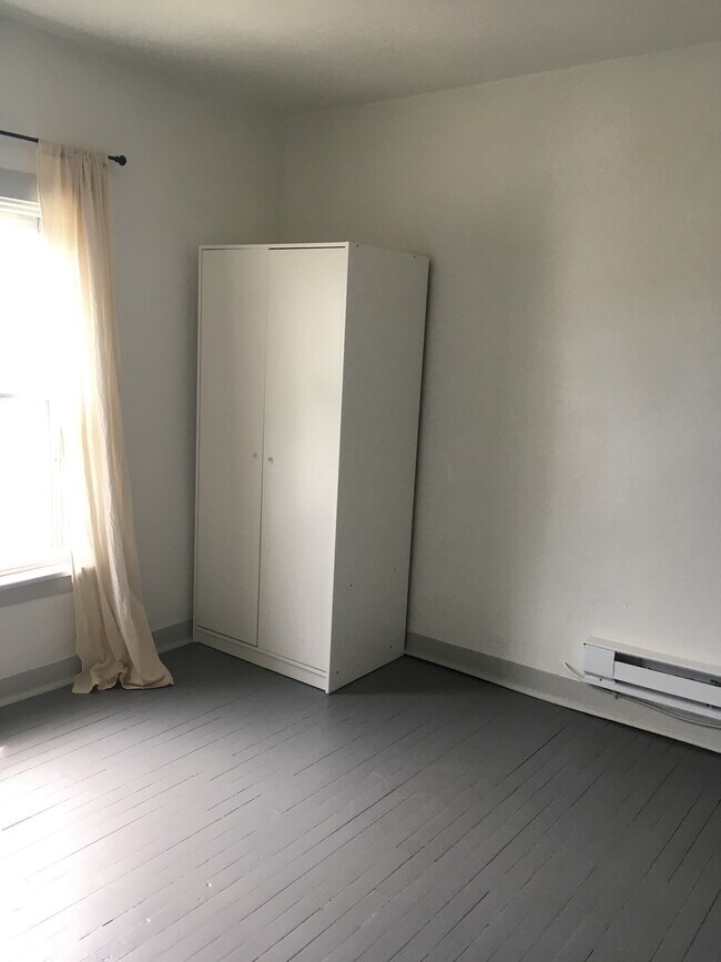 Large bedroom - 805 Buffalo St