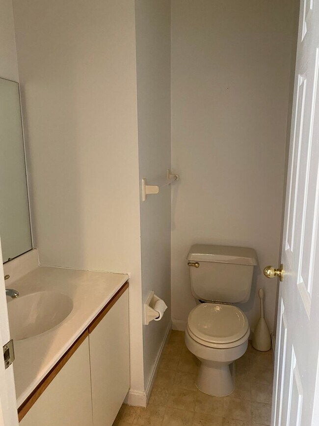 Building Photo - Great ‘Seven Oaks’ Condo