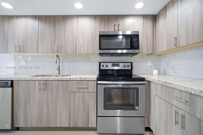 Building Photo - 10941 N Lakeview Dr