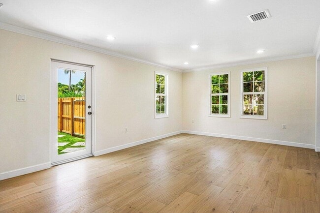 Building Photo - 370 Marlborough Rd