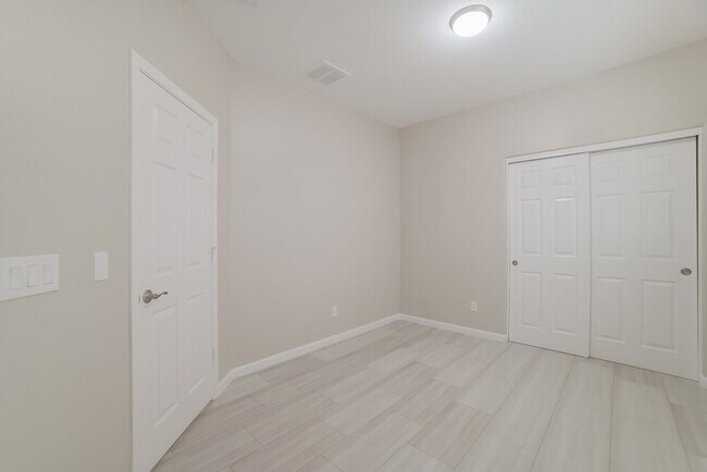 Building Photo - 10240 W Chipman Rd