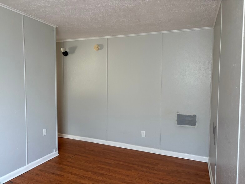 Building Photo - 729 E Maple St