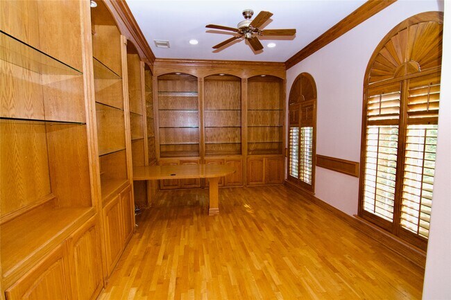 Building Photo - 3015 Bonnebridge Way Blvd