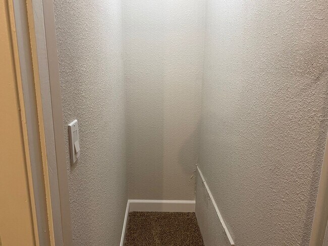 Building Photo - Lewis Ln-409