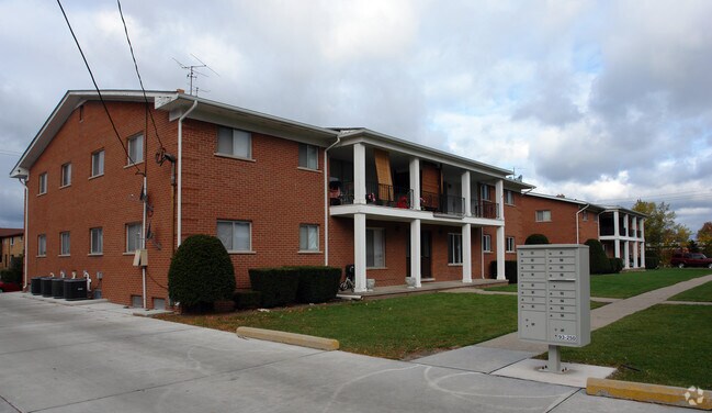 Building Photo - Manis Manor
