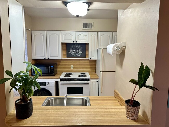 Building Photo - Beautiful move in ready first story condo.