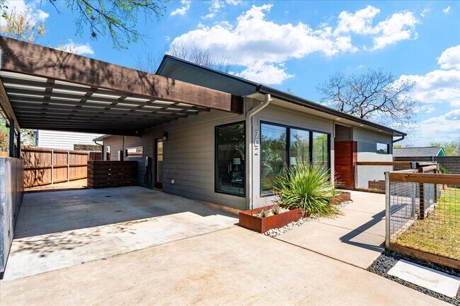 Building Photo - 702 Philco Dr