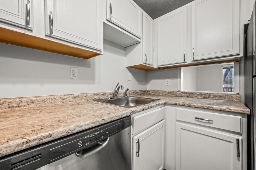 Building Photo - 343 Oakland St