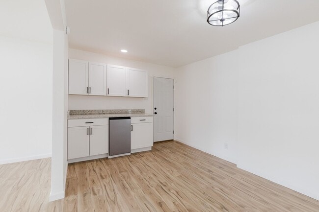 Building Photo - Newly Renovated 3 Bedroom 2 Bath Home