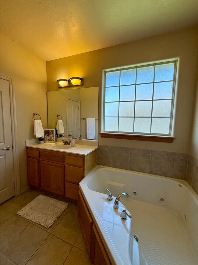 Building Photo - Beautiful Home in Moore - 3 Bed, 2 Bath, P...