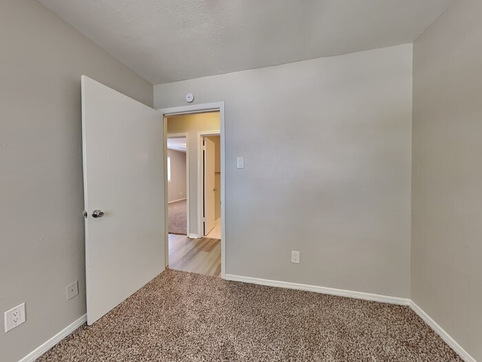 Building Photo - 2116 Crockett Dr